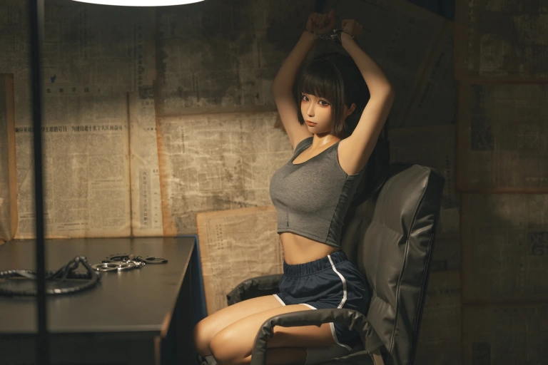 蠢沫沫《审讯》主题写真：140张全套美图