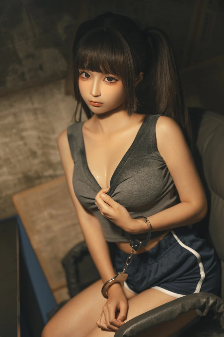 蠢沫沫《审讯》主题写真：140张全套美图