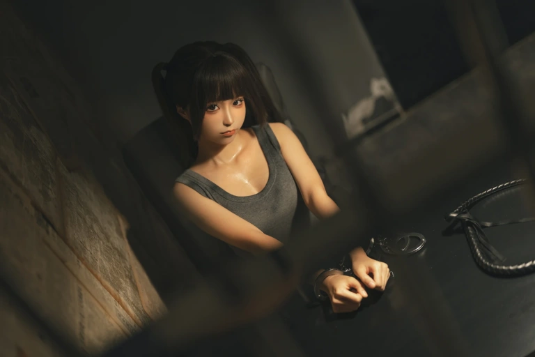 蠢沫沫《审讯》主题写真：140张全套美图