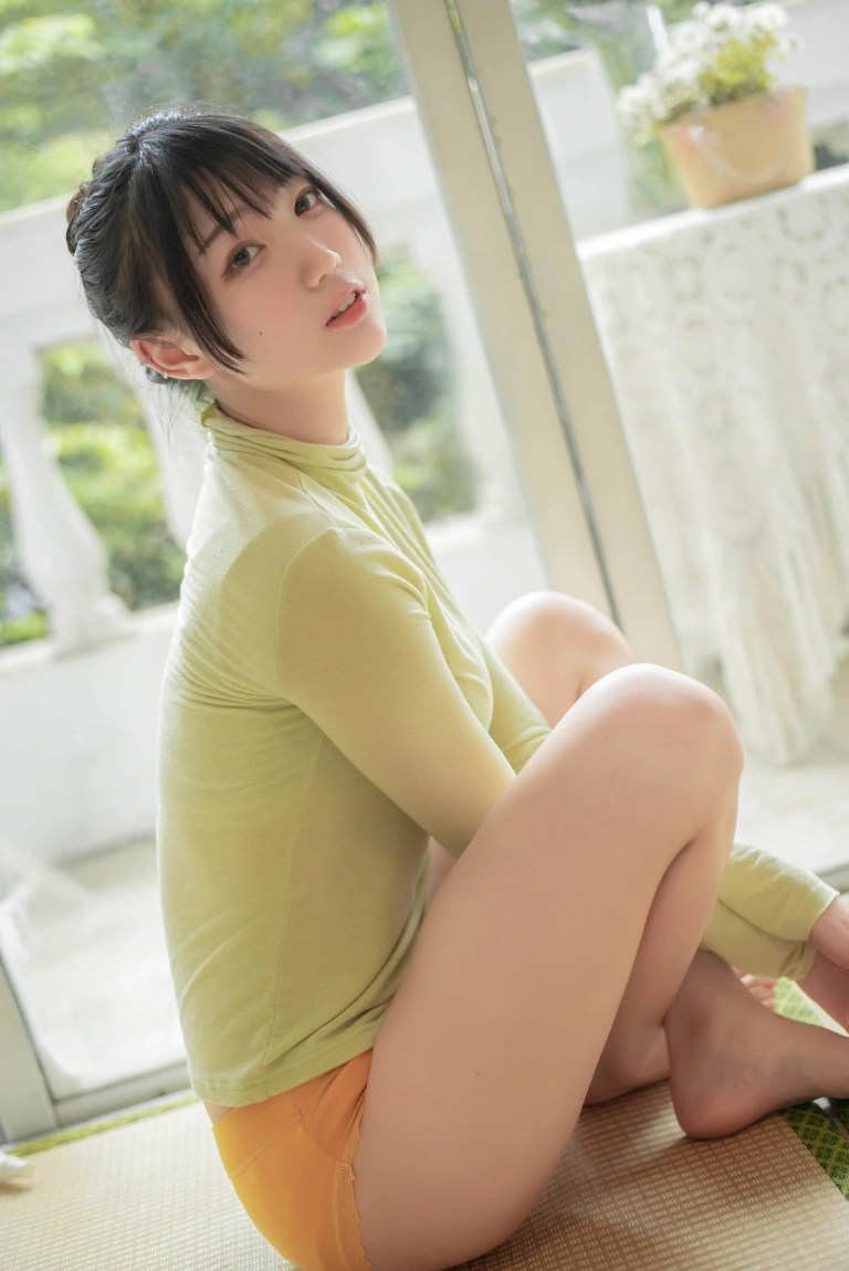 周叽是可爱兔兔《小清新居家服》主题写真：16张全套美图