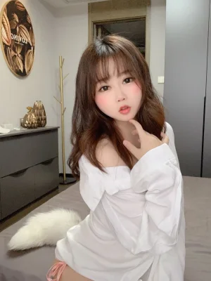 依酱《尾巴》主题写真：24张全套美图