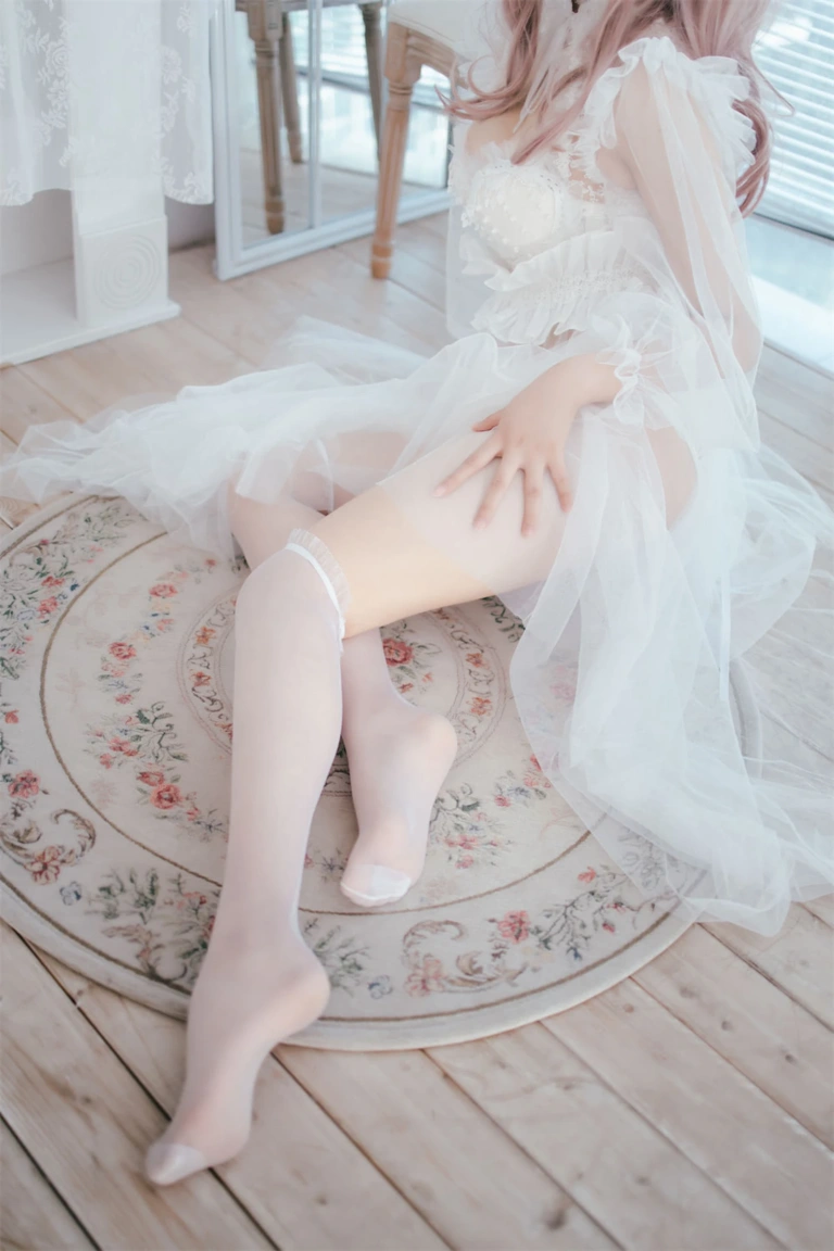 轩萧学姐《NO.18 – 花嫁》主题写真：32张全套美图