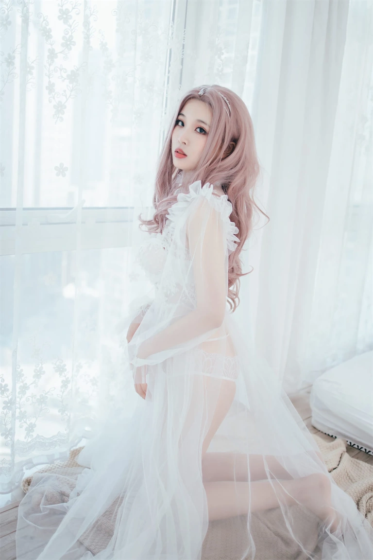 轩萧学姐《NO.18 – 花嫁》主题写真：32张全套美图