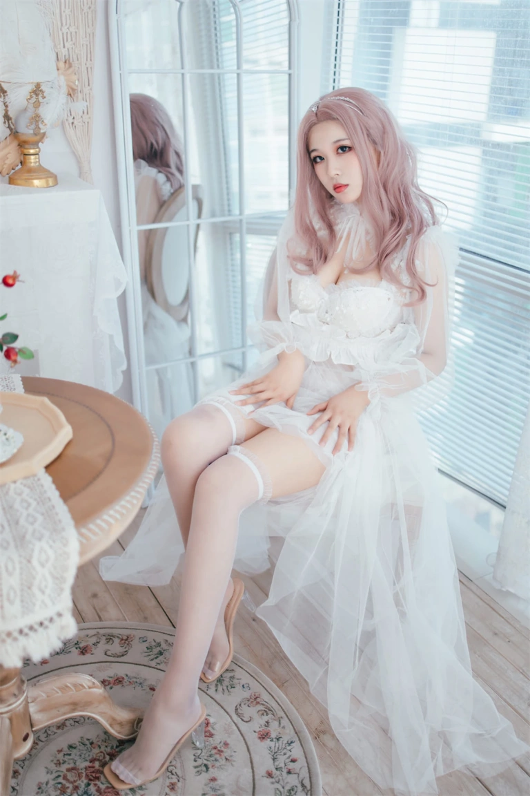 轩萧学姐《NO.18 – 花嫁》主题写真：32张全套美图