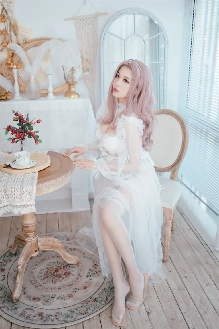 轩萧学姐《NO.18 – 花嫁》主题写真：32张全套美图