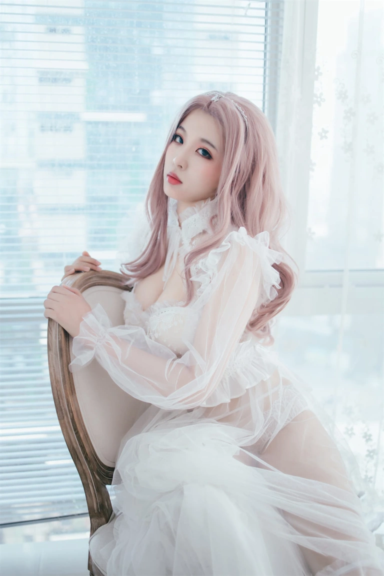 轩萧学姐《NO.18 – 花嫁》主题写真：32张全套美图