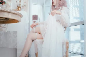 轩萧学姐《NO.18 – 花嫁》主题写真：32张全套美图