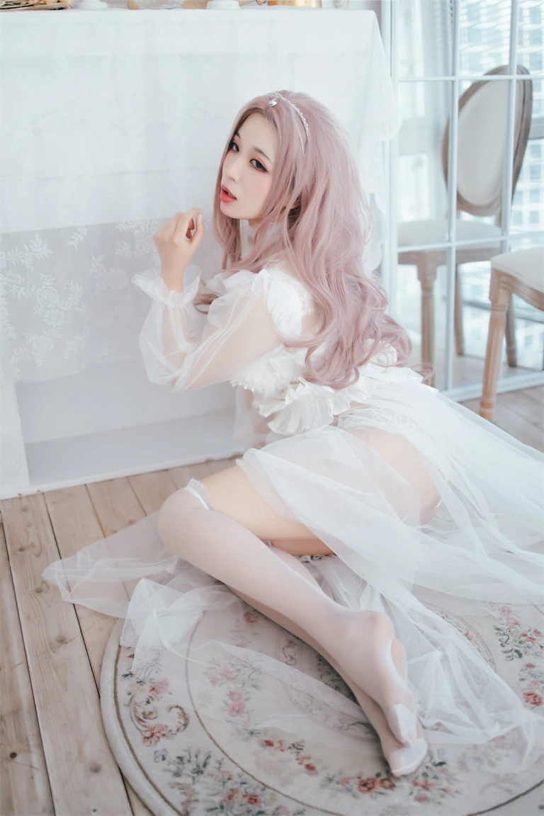 轩萧学姐《NO.18 – 花嫁》主题写真：32张全套美图