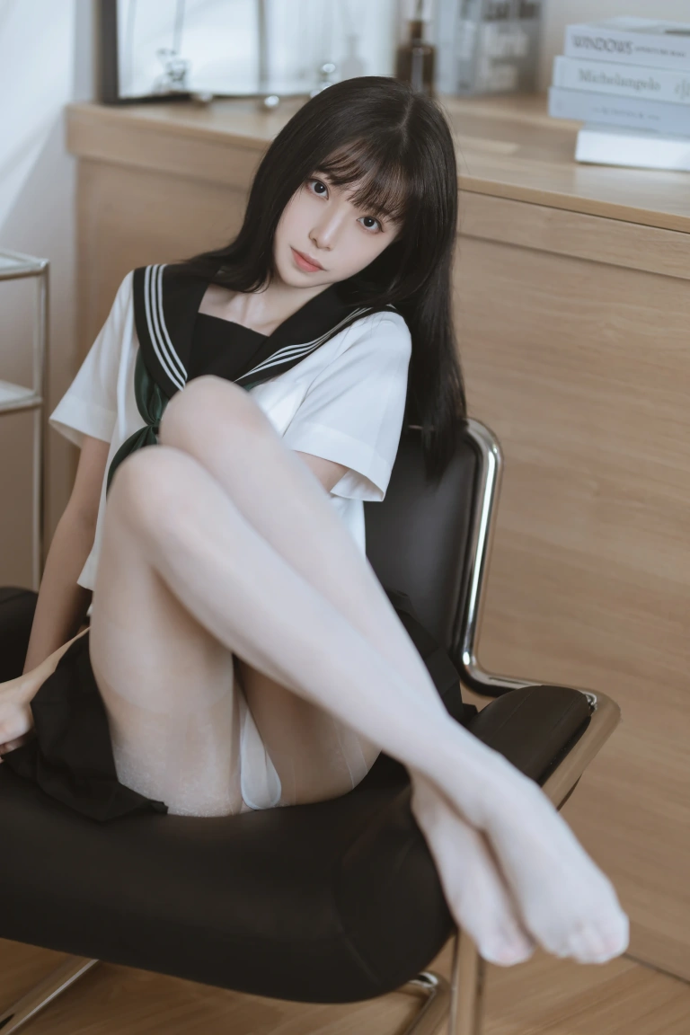 许岚《白丝水手服》主题写真：40张全套美图