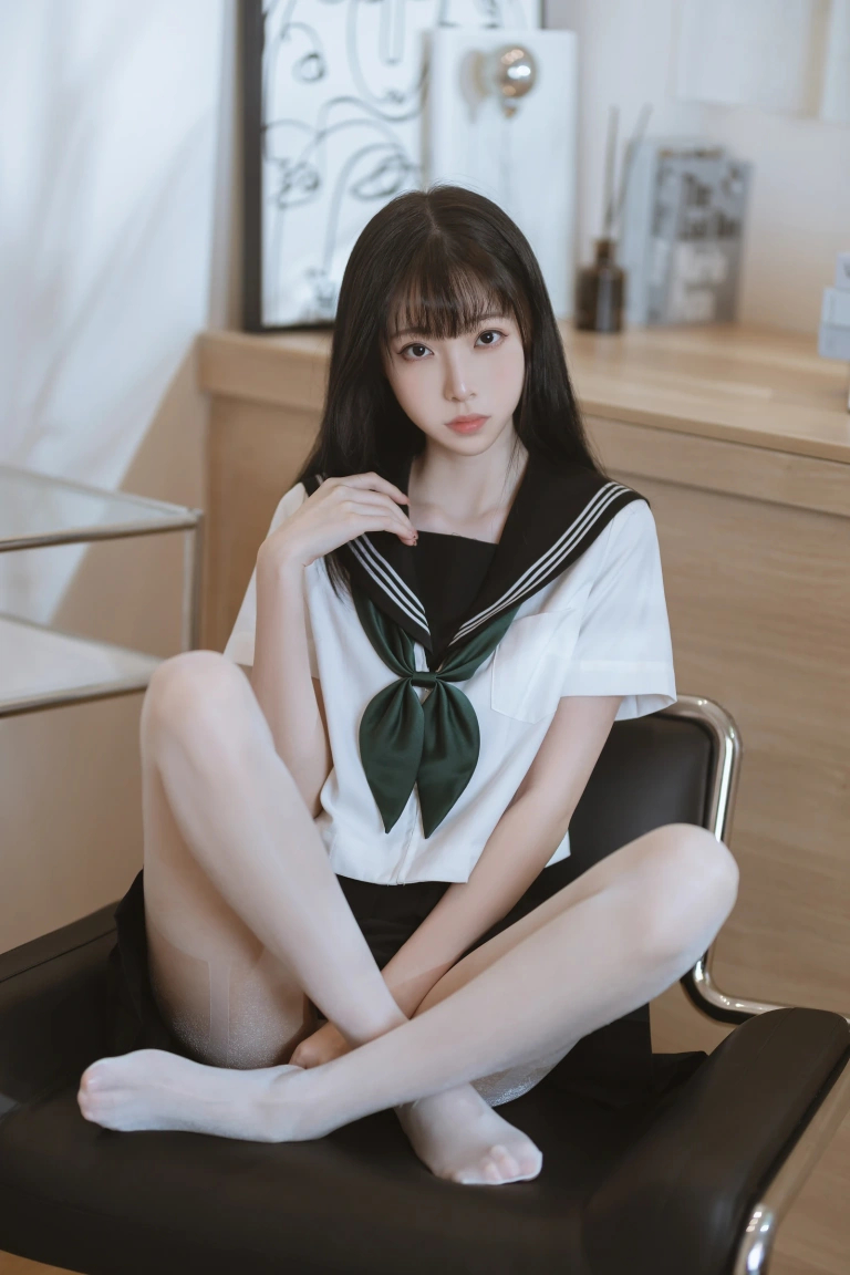 许岚《白丝水手服》主题写真：40张全套美图