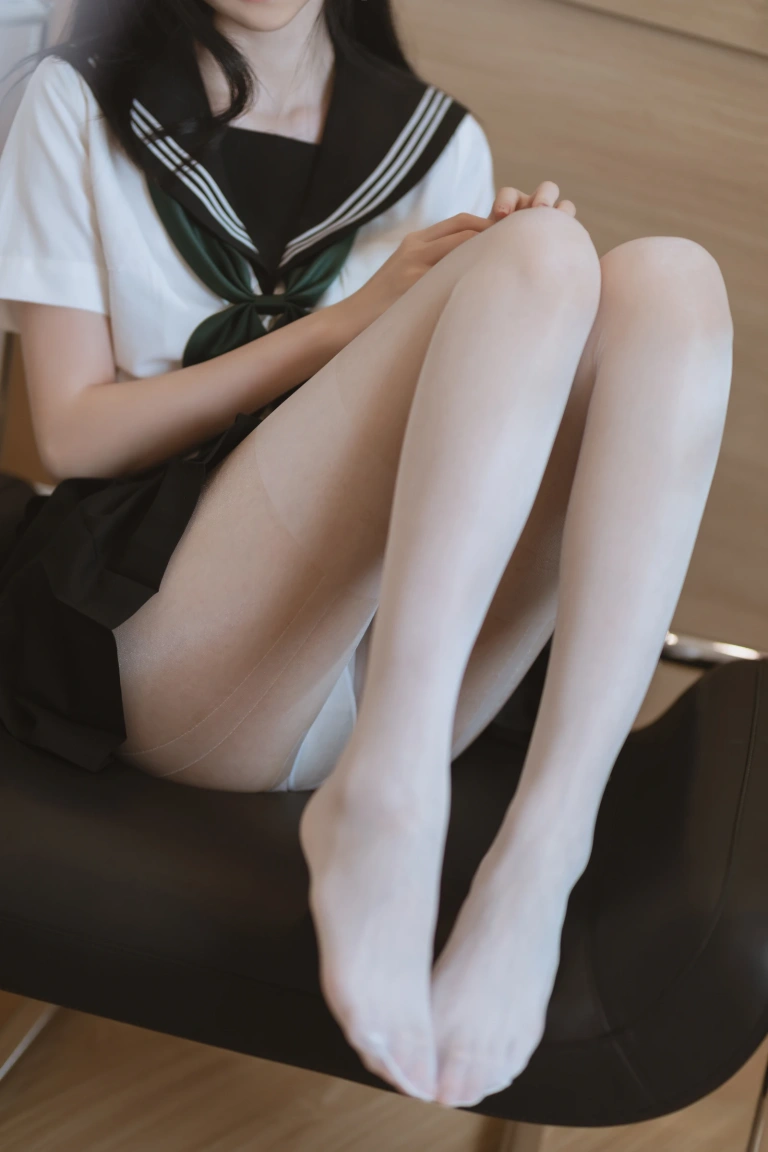 许岚《白丝水手服》主题写真：40张全套美图