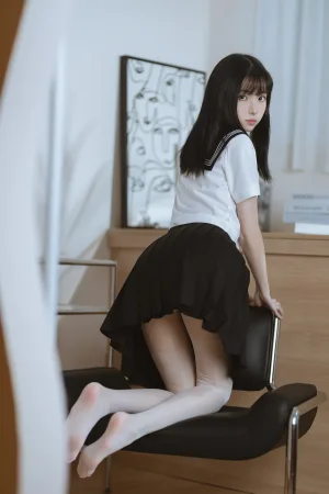 许岚《白丝水手服》主题写真：40张全套美图