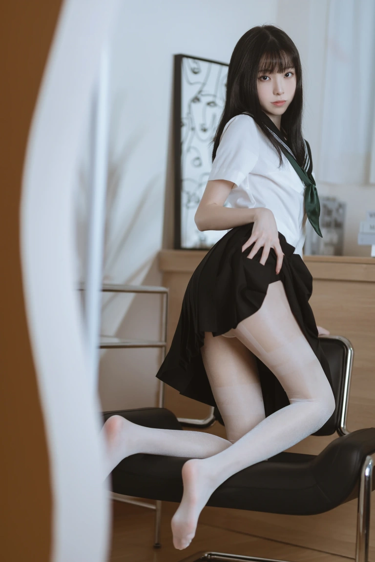 许岚《白丝水手服》主题写真：40张全套美图