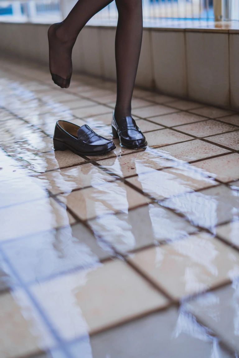 桜桃喵《雨恋》主题写真：28张全套美图