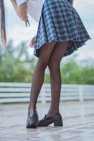 桜桃喵《雨恋》主题写真：28张全套美图
