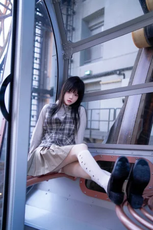 桜桃喵《制服摩天轮》主题写真：27张全套美图
