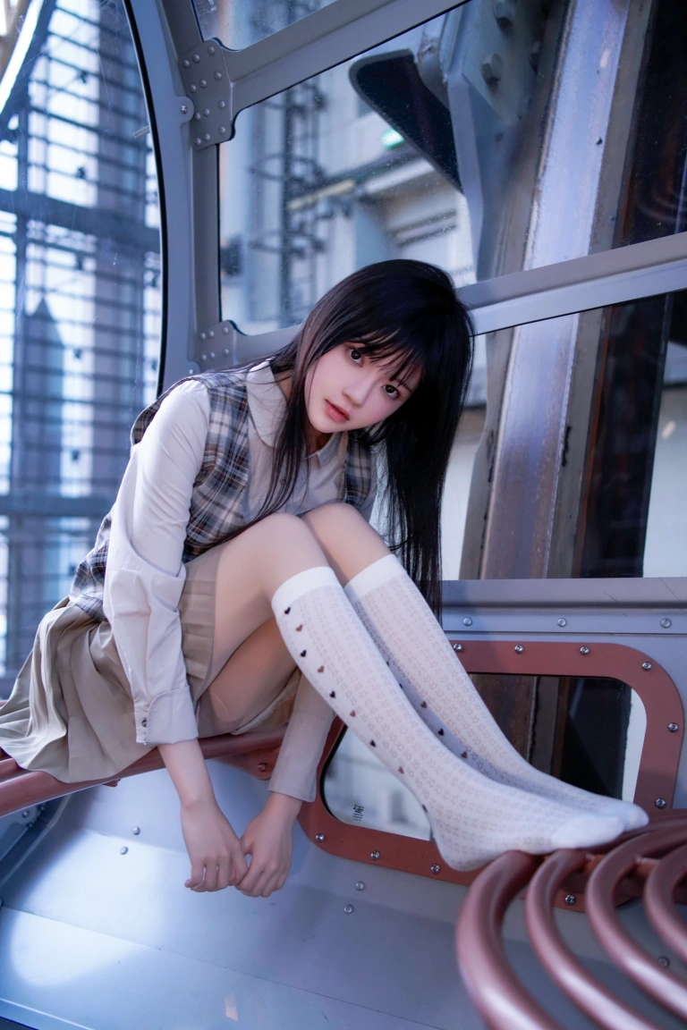 桜桃喵《制服摩天轮》主题写真：27张全套美图