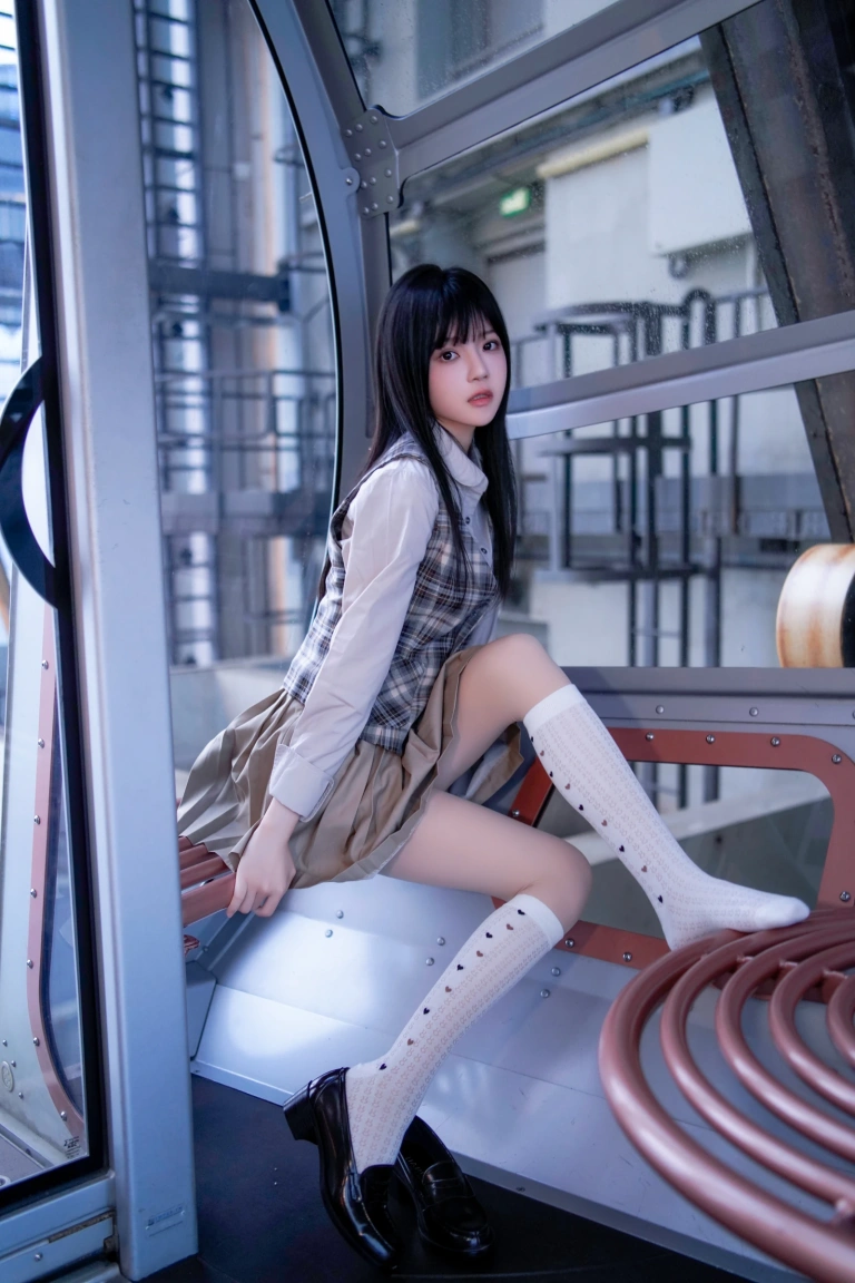 桜桃喵《制服摩天轮》主题写真：27张全套美图
