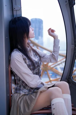 桜桃喵《制服摩天轮》主题写真：27张全套美图