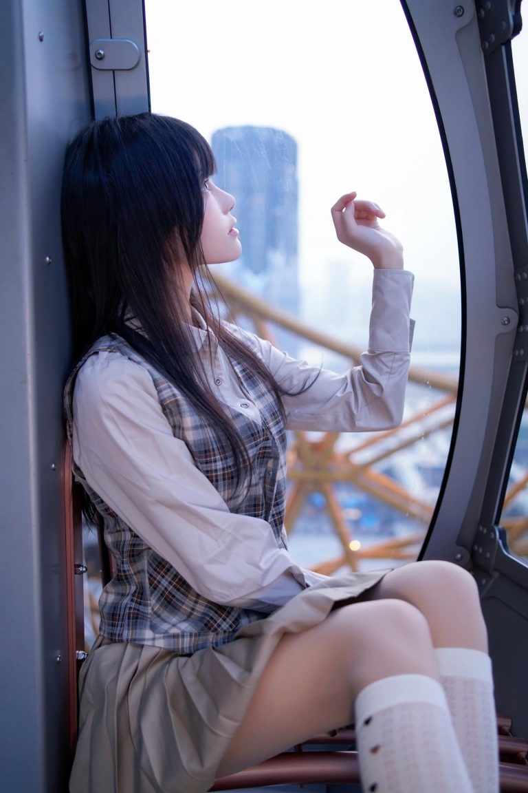 桜桃喵《制服摩天轮》主题写真：27张全套美图