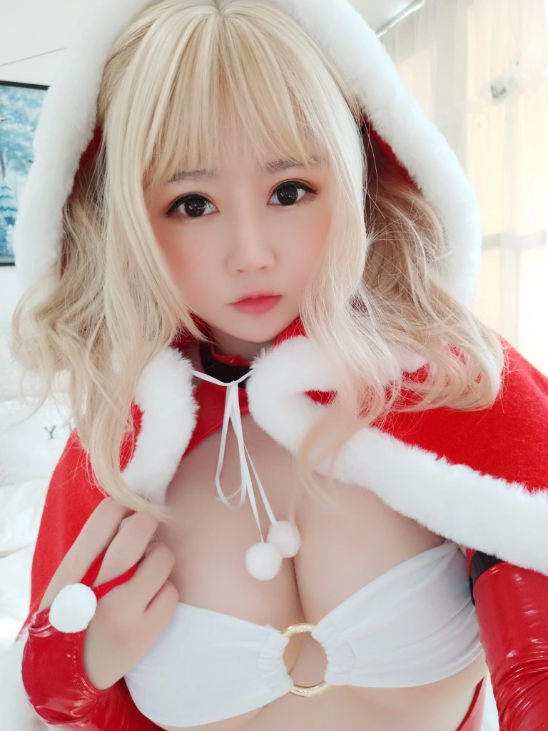 依酱《雪夜锦礼》主题写真：28张全套美图