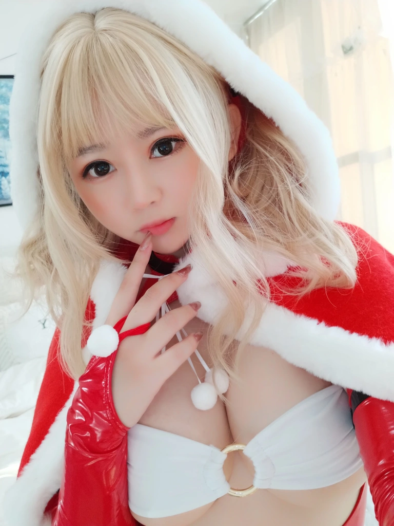 依酱《雪夜锦礼》主题写真：28张全套美图
