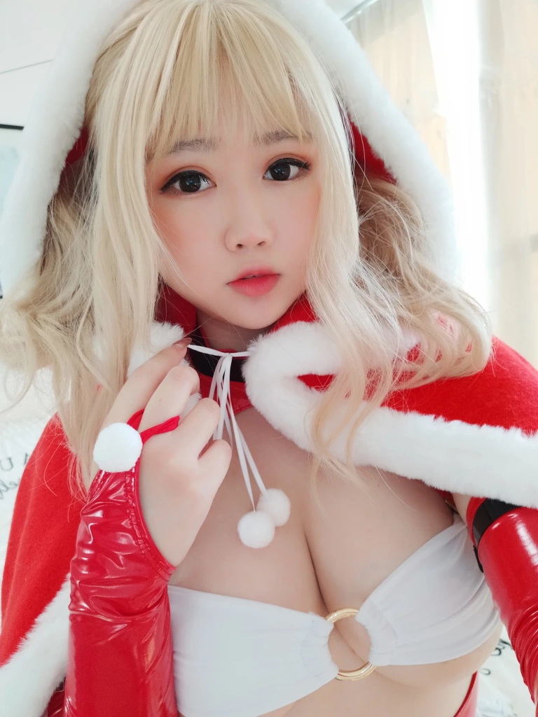 依酱《雪夜锦礼》主题写真：28张全套美图