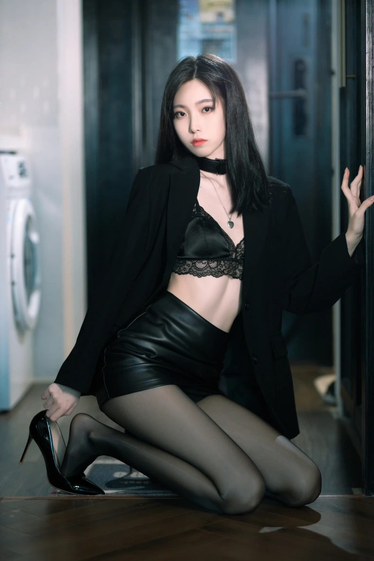 许岚《黑丝西装》主题写真：40张全套美图