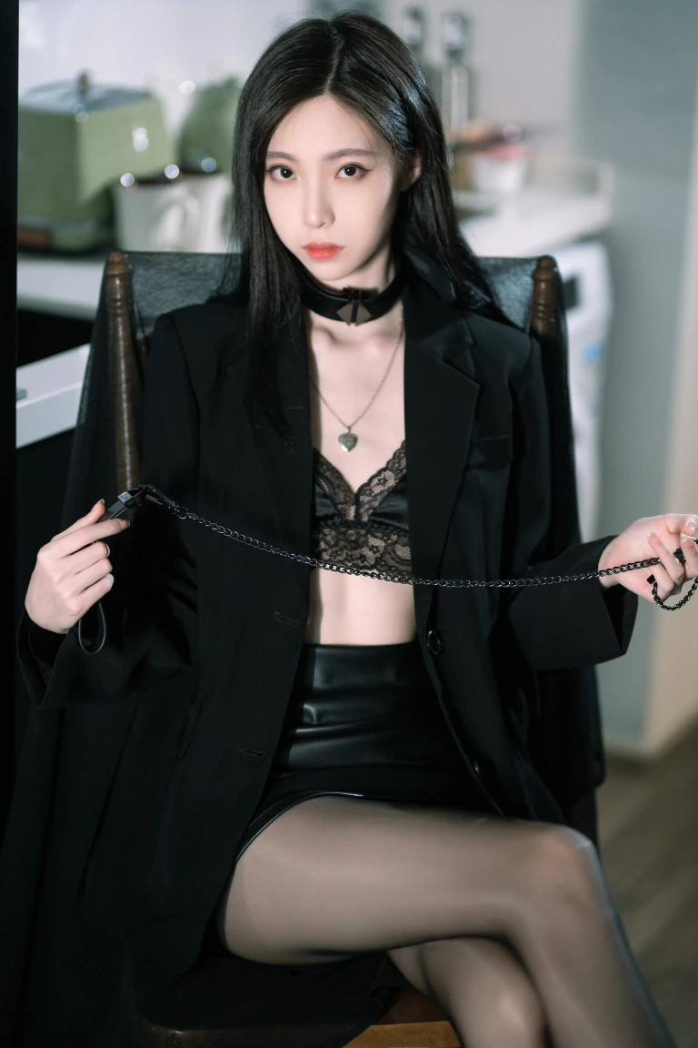 许岚《黑丝西装》主题写真：40张全套美图