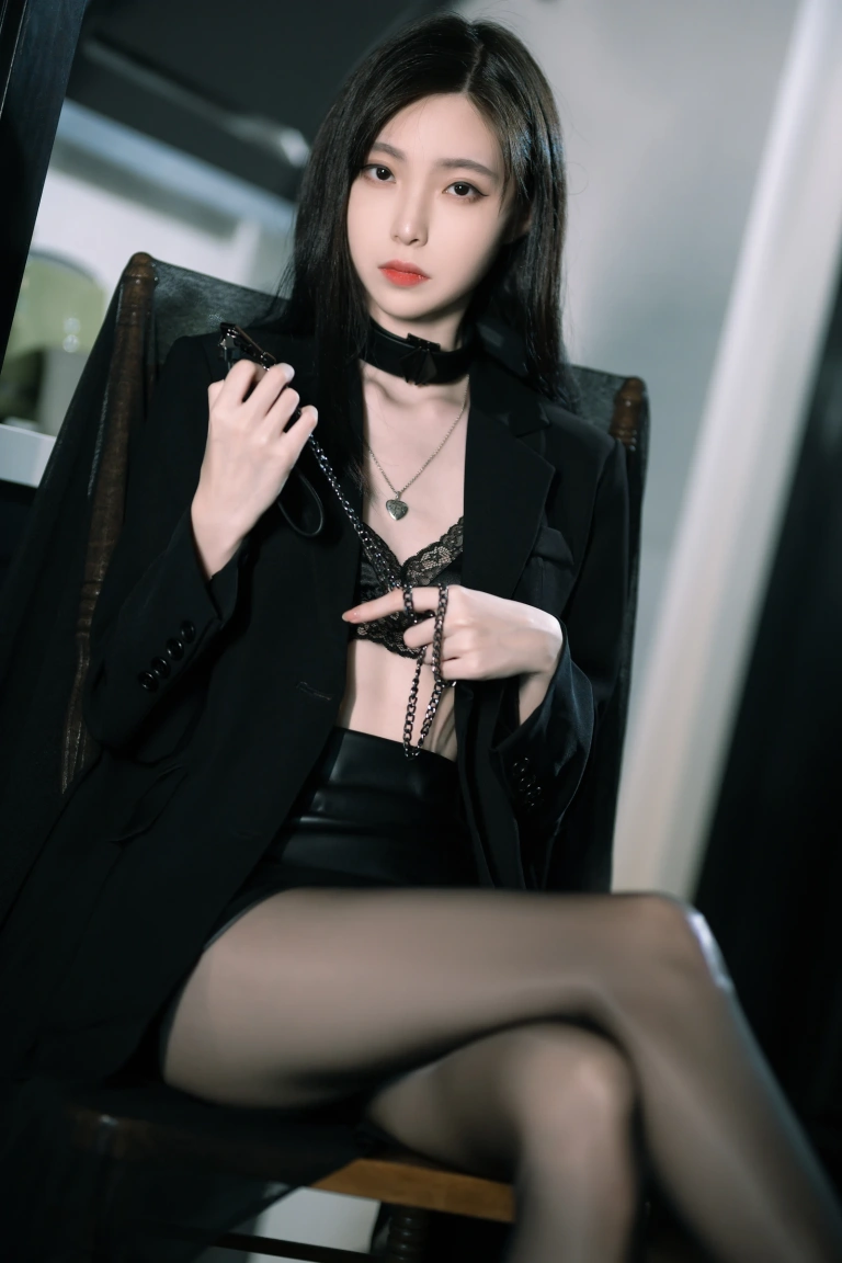 许岚《黑丝西装》主题写真：40张全套美图