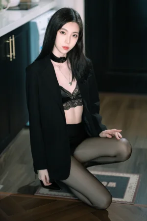 许岚《黑丝西装》主题写真：40张全套美图