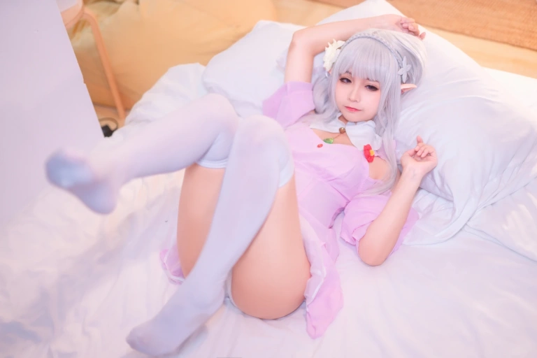 蠢沫沫《艾米莉亚的粉睡衣》主题写真：40张全套美图