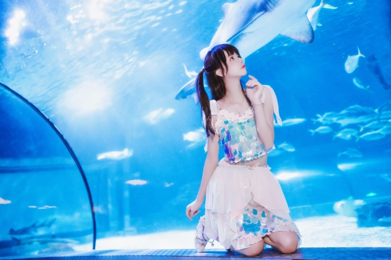 桜桃喵《水族馆》主题写真：15张全套美图