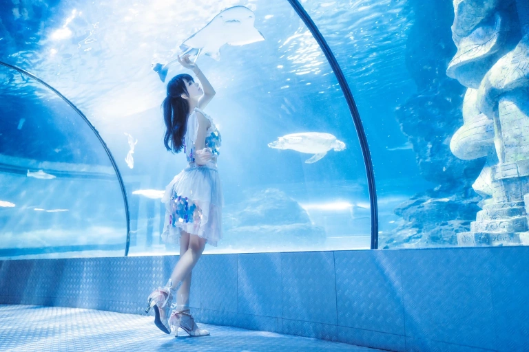 桜桃喵《水族馆》主题写真：15张全套美图