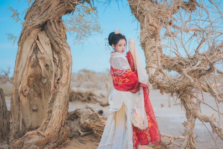 桜桃喵《惊鸿》主题写真：15张全套美图