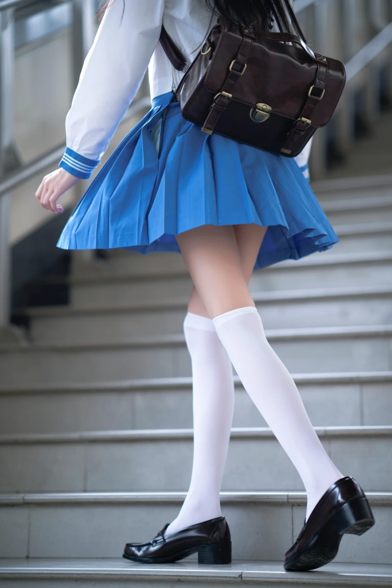 桜桃喵《地铁jk》主题写真：33张全套美图