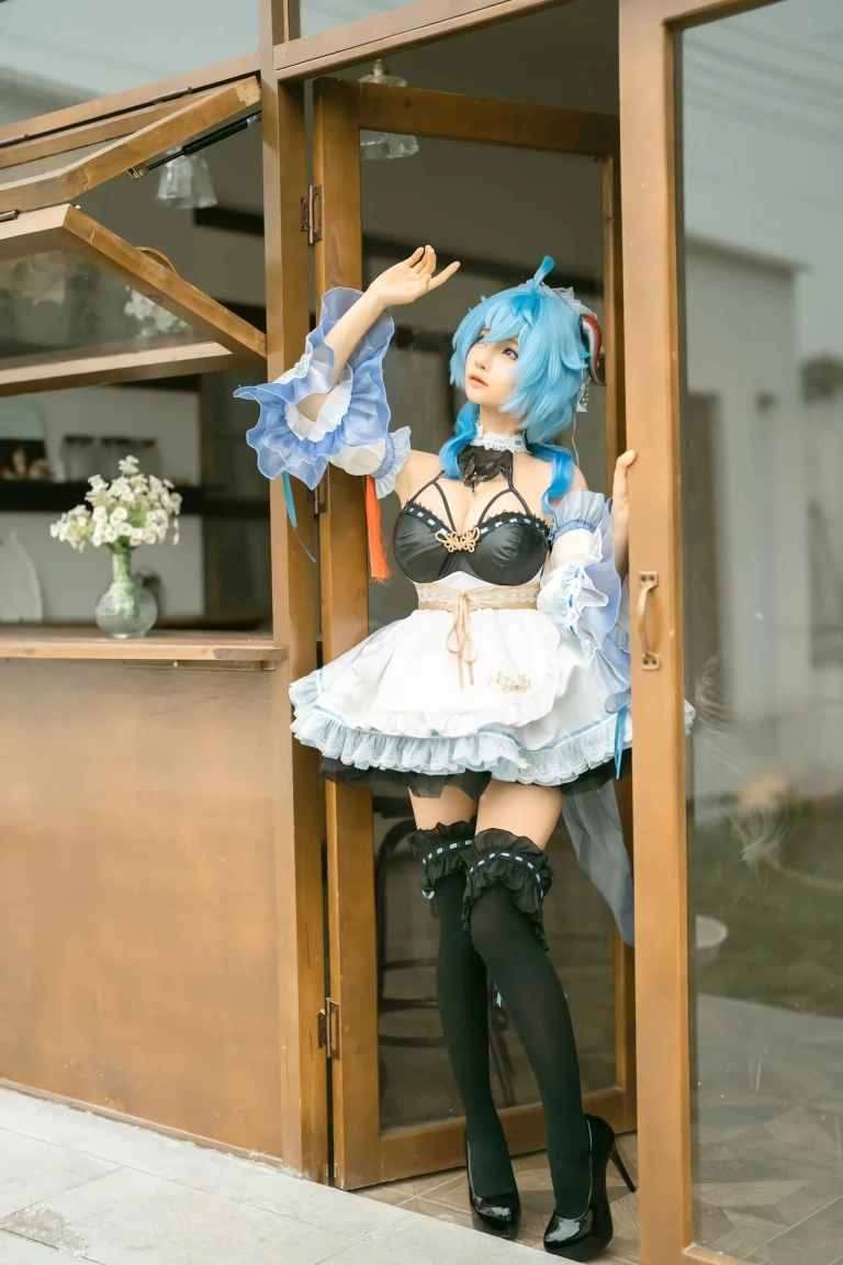 蠢沫沫《甘雨女仆》主题写真：14张全套美图