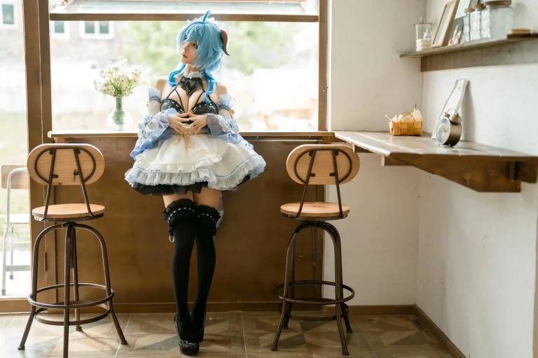 蠢沫沫《甘雨女仆》主题写真：14张全套美图