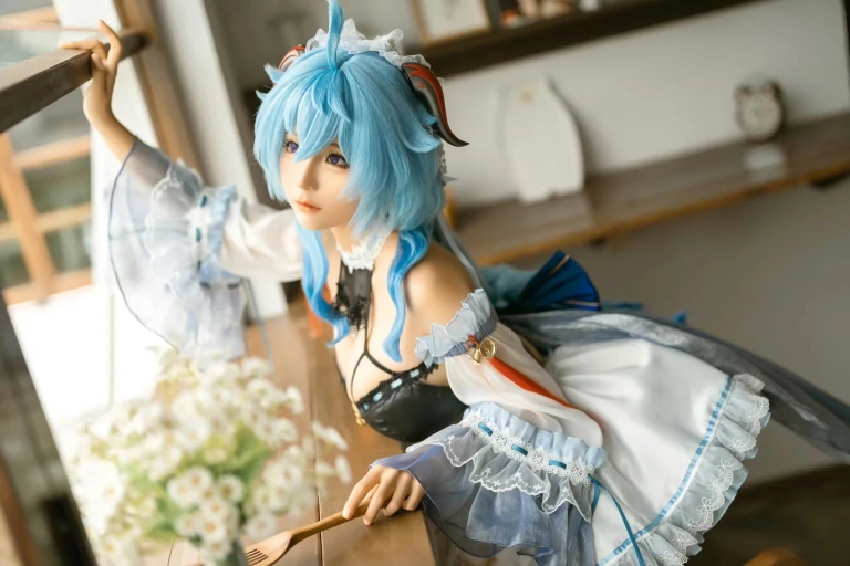 蠢沫沫《甘雨女仆》主题写真：14张全套美图
