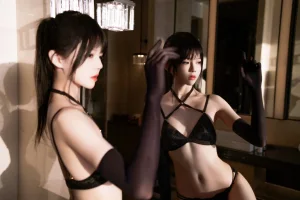 桜桃喵《黑金》主题写真：50张全套美图，含2个视频