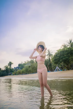 念雪《粉色泳衣》主题写真：30张全套美图