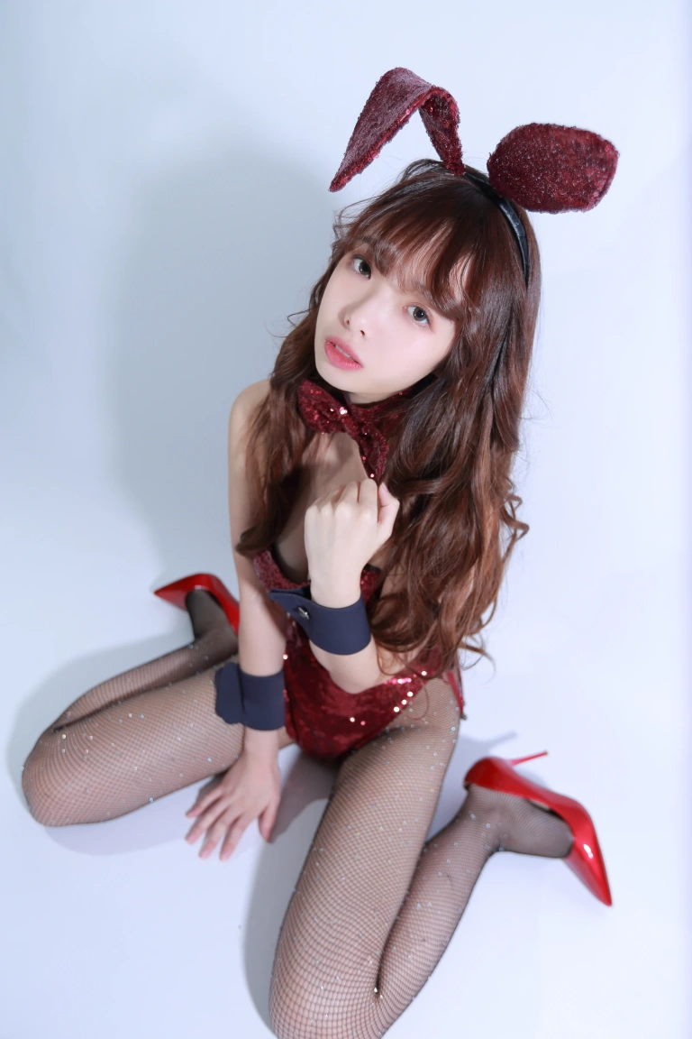 雯仔不讲道理《元旦兔女郎》主题写真：5张全套美图