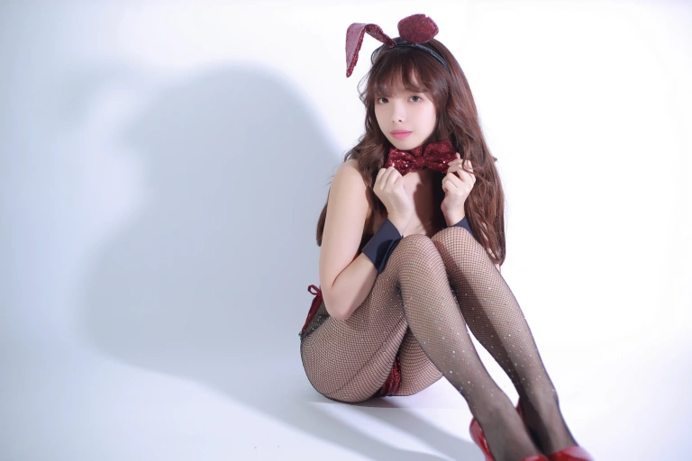 雯仔不讲道理《元旦兔女郎》主题写真：5张全套美图