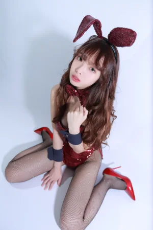 雯仔不讲道理《元旦兔女郎》主题写真：5张全套美图