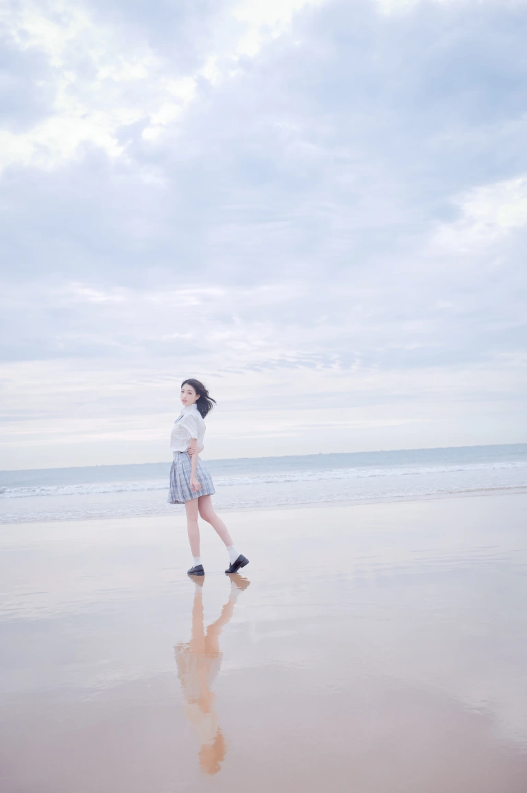 周叽是可爱兔兔《海边jk》主题写真：35张全套美图
