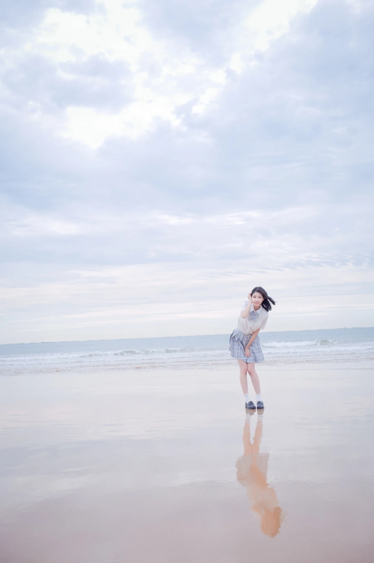 周叽是可爱兔兔《海边jk》主题写真：35张全套美图