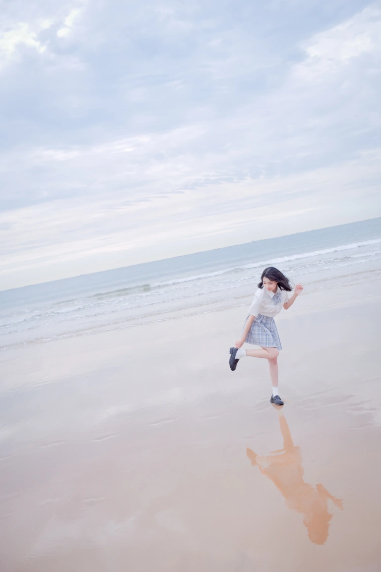 周叽是可爱兔兔《海边jk》主题写真：35张全套美图