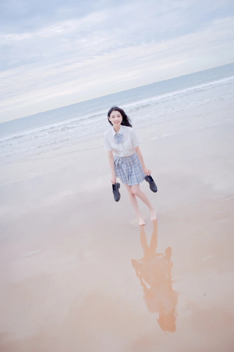 周叽是可爱兔兔《海边jk》主题写真：35张全套美图