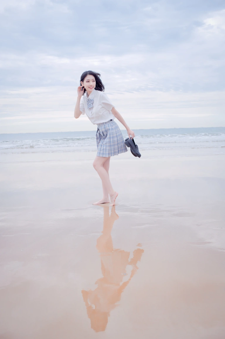 周叽是可爱兔兔《海边jk》主题写真：35张全套美图
