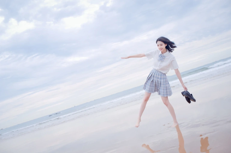 周叽是可爱兔兔《海边jk》主题写真：35张全套美图